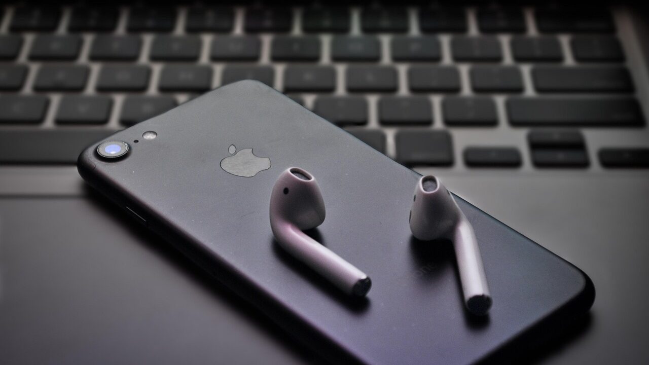 Apple devices showcasing Siri AI coming newer feature