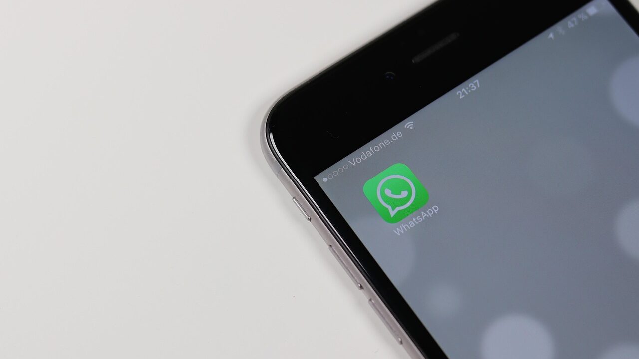 Screenshot of WhatsApp app on iOS device showing new ephemeral messaging feature